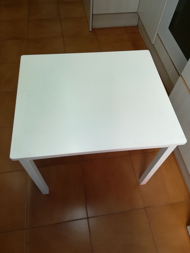 Mesita pequeña blanca.