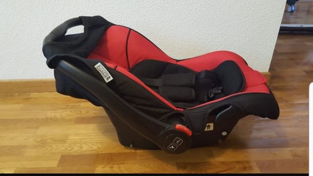 Carro, grupo cero y silla.