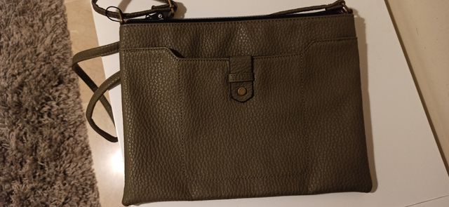 bolso de hombro verde.nuevo.primark