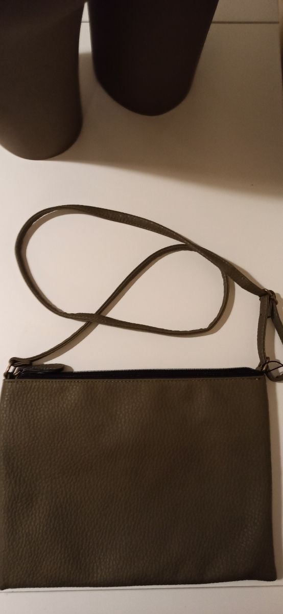 bolso de hombro verde.nuevo.primark