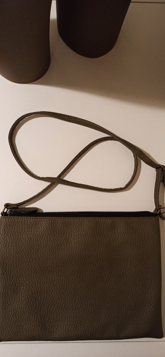 bolso de hombro verde.nuevo.primark