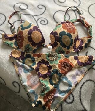 Bikini flores amarillo de segunda mano por 5 u20ac en Roquetas de Mar 