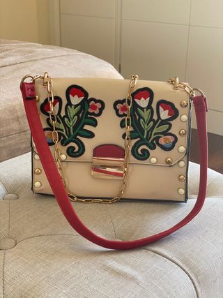 Bolso Stradivarius con flores bordadas de segunda mano por 10 EUR en  Majadahonda en WALLAPOP