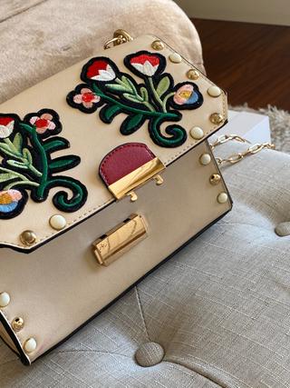 Bolso Stradivarius con flores bordadas de segunda mano por 10 EUR en  Majadahonda en WALLAPOP