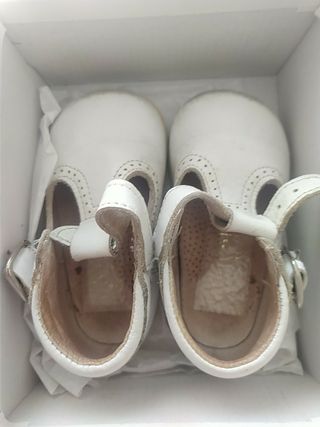 Botas bebe blancas T19y marrones T16 de segunda mano por 10 EUR en  Torrelodones en WALLAPOP