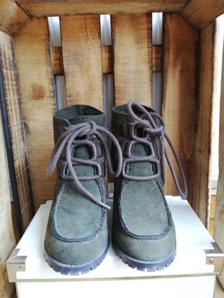 Botines verde militar Zara de segunda mano por 8 EUR en Las Rozas de Madrid  en WALLAPOP