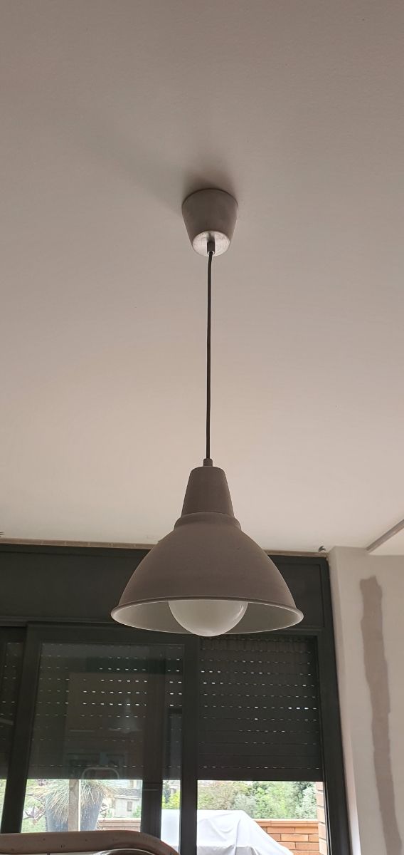 lámpara de aluminio con bombilla de bajo consumo