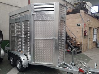 Remolque NUEVO vacas o caballos plaza y media.
