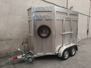 Remolque NUEVO vacas o caballos plaza y media.