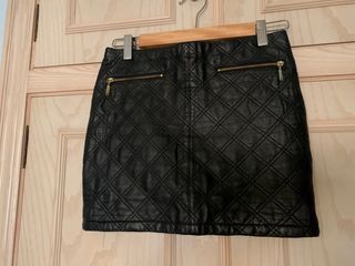 Falda negra de polipiel de Zara. de segunda mano por 5 EUR en Mislata en  WALLAPOP