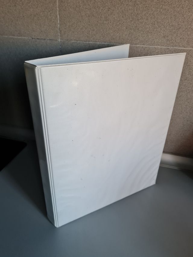Archivador blanco de segunda mano por 2 € en Pozuelo de Alarcón en WALLAPOP