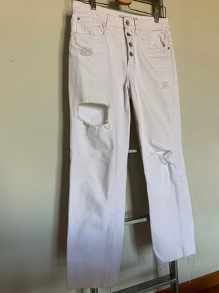Vaqueros blancos rotos talla 36 de mujer de segunda mano por 7 EUR en Dos  Hermanas en WALLAPOP