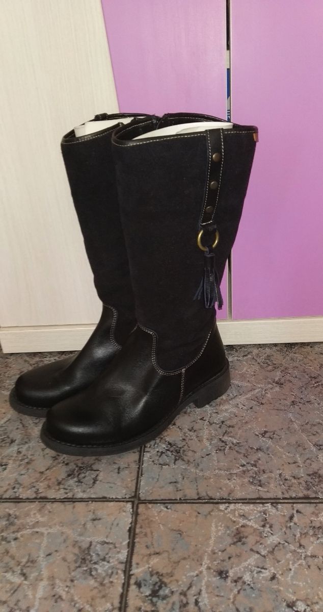 Botas negras de piel y serraje .