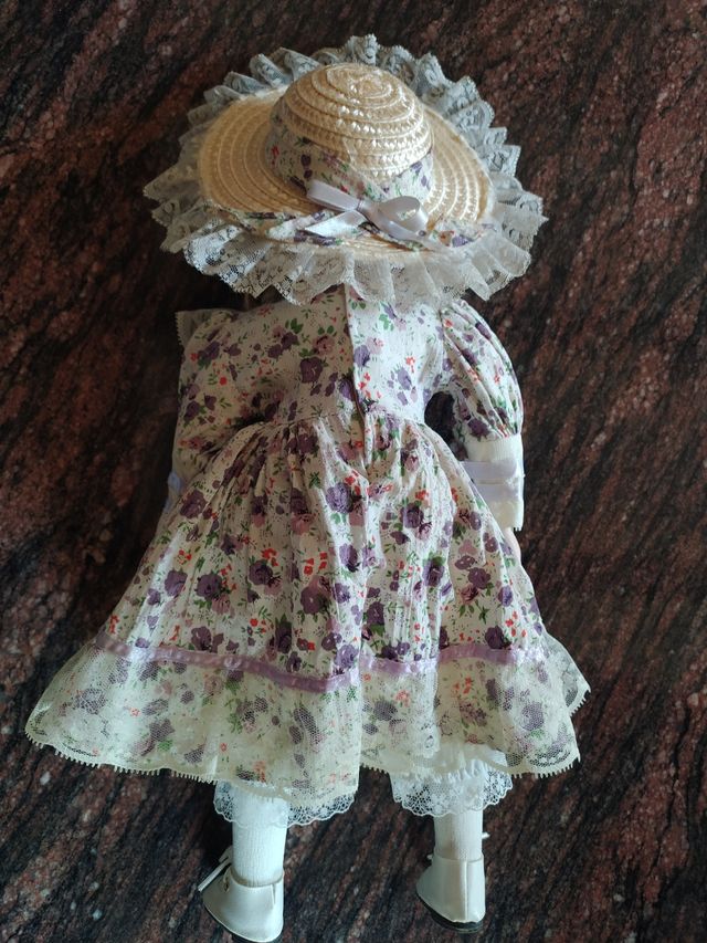 Muñeca porcelana 45 cm.