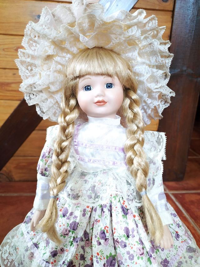 Muñeca porcelana 45 cm.