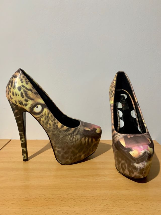 Tacones plataforma león Iron Fist