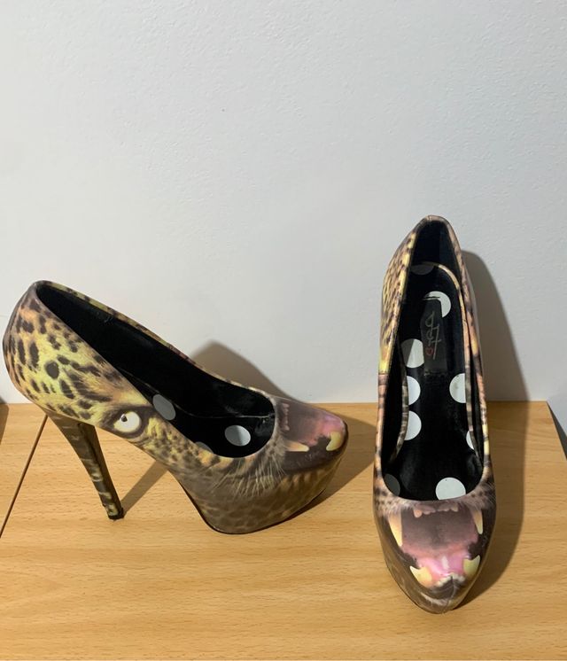 Tacones plataforma león Iron Fist