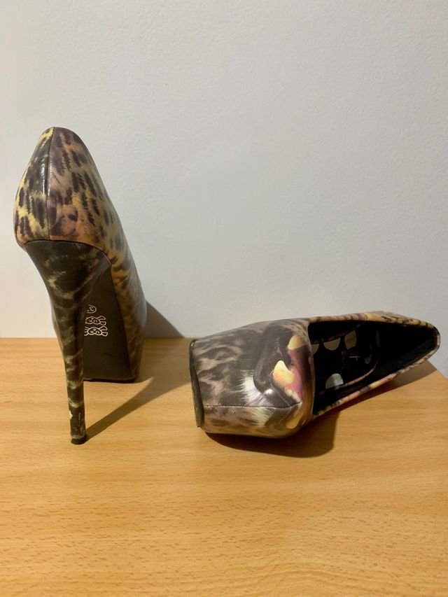 Tacones plataforma león Iron Fist