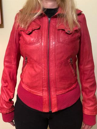 Cazadora piel roja muy suave #Bershka de segunda mano por 25 EUR en Girona  en WALLAPOP