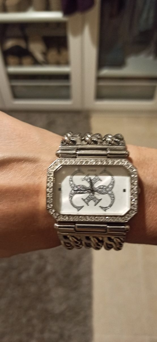 Reloj Guess plateado acero. Modelo 20934787