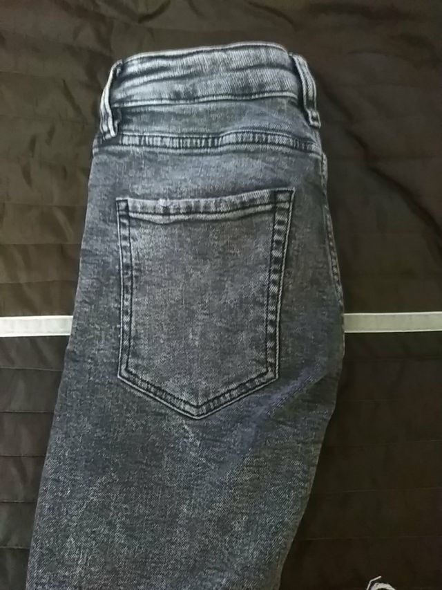 pantalón vaquero gris chico