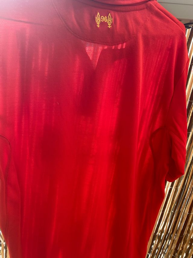 camiseta liverpool 2012 con etiqueta