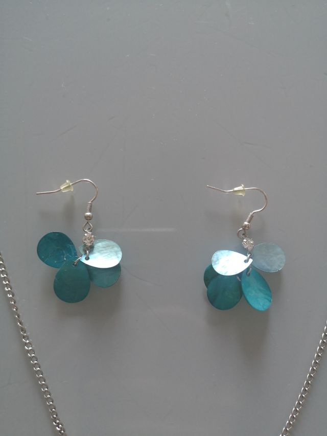 Collar y pendientes color turquesa