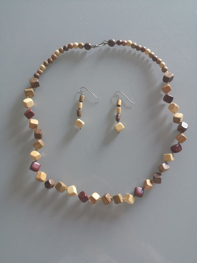 Pendientes y collar de madera