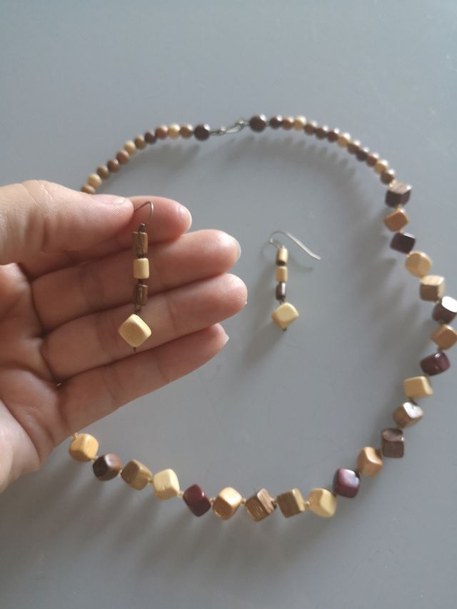 Pendientes y collar de madera