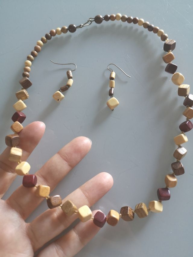 Pendientes y collar de madera