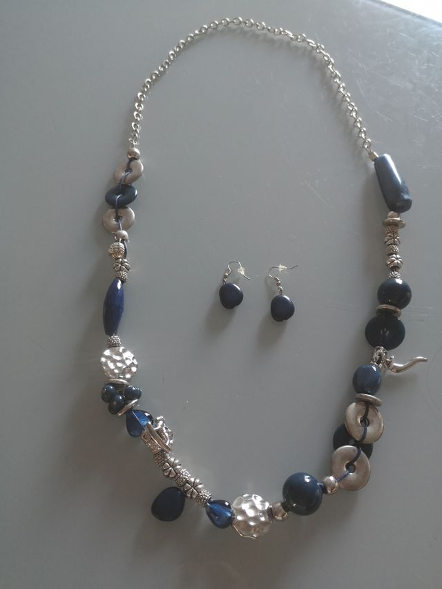 Collar largo y pendientes