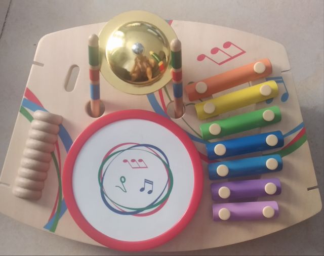 mesa de madera musical