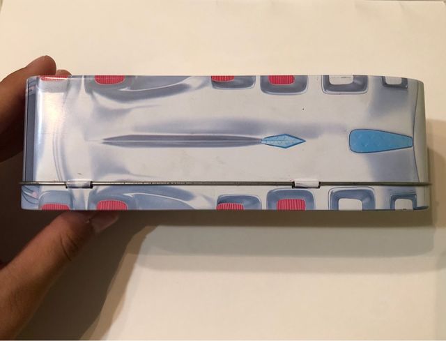 Caja metálica en forma de zapatilla