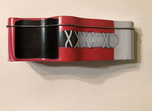 Caja metálica en forma de zapatilla