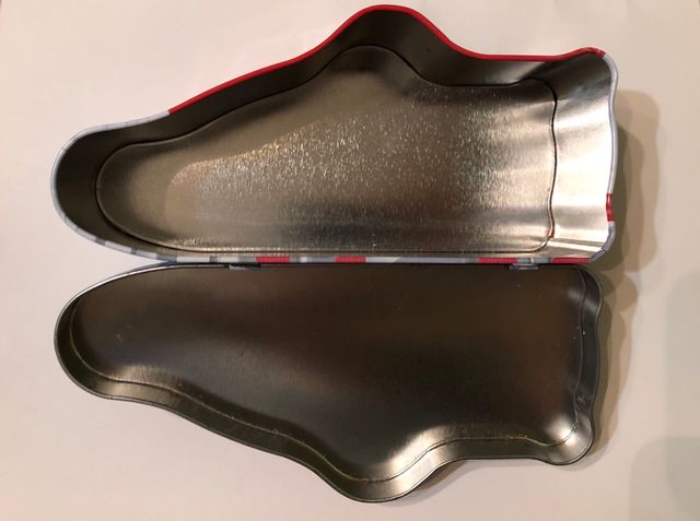 Caja metálica en forma de zapatilla