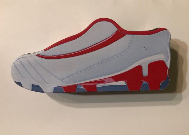 Caja metálica en forma de zapatilla