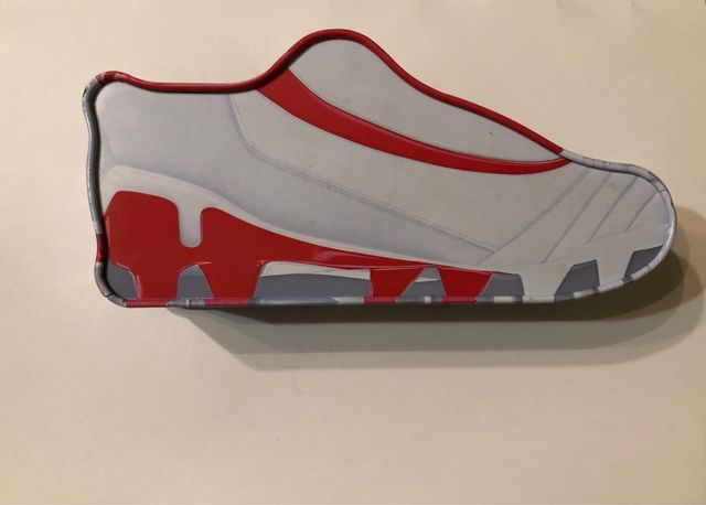 Caja metálica en forma de zapatilla