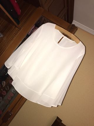 Blusa blanca volantes de segunda mano en Palencia en WALLAPOP Blusa blanca volantes de segunda mano en WALLAPOP