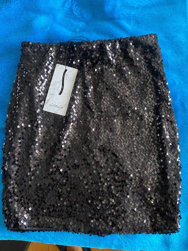 Falda negra. Nueva. Con etiqueta. S
