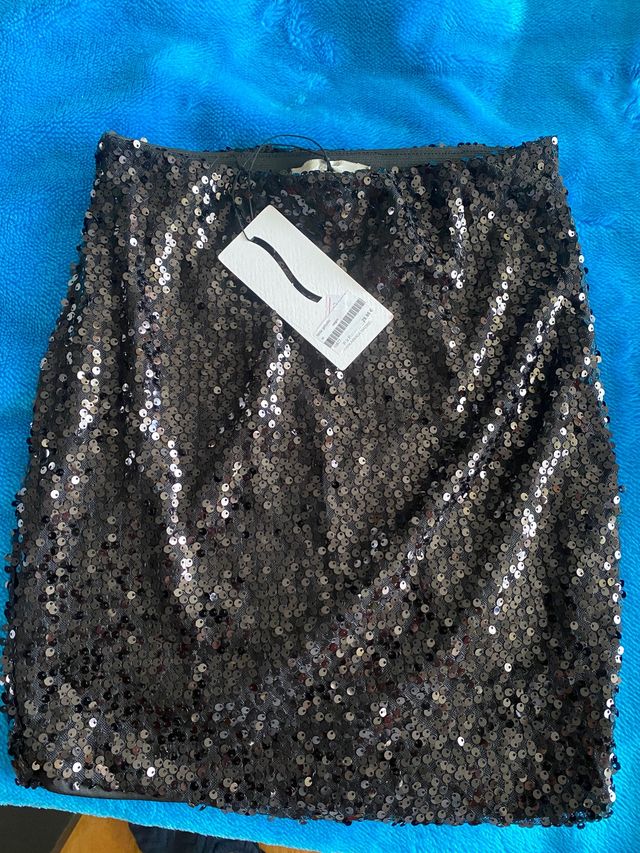 Falda negra. Nueva. Con etiqueta. S