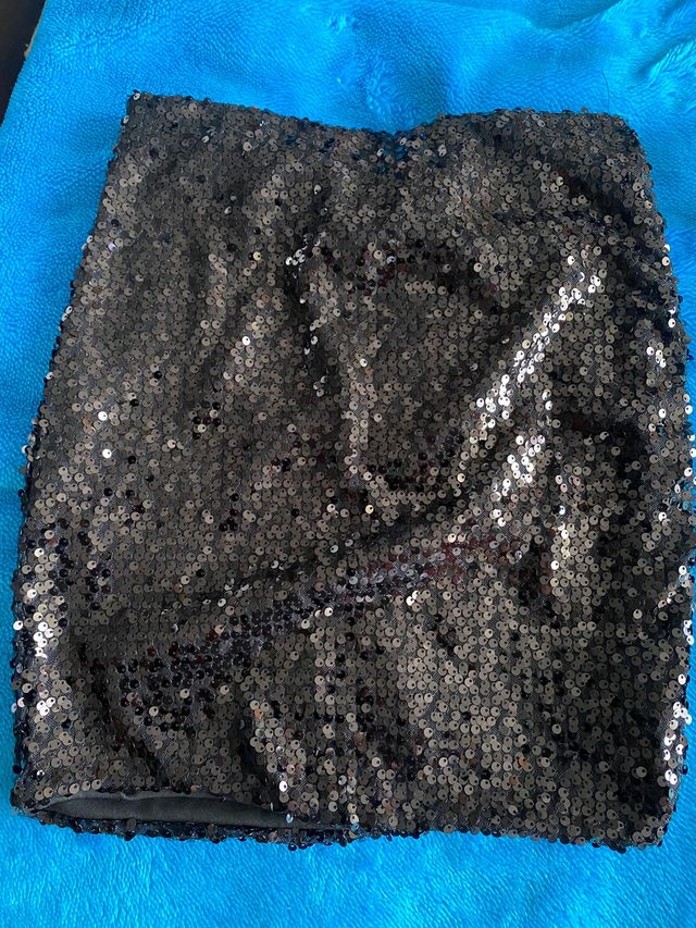 Falda negra. Nueva. Con etiqueta. S