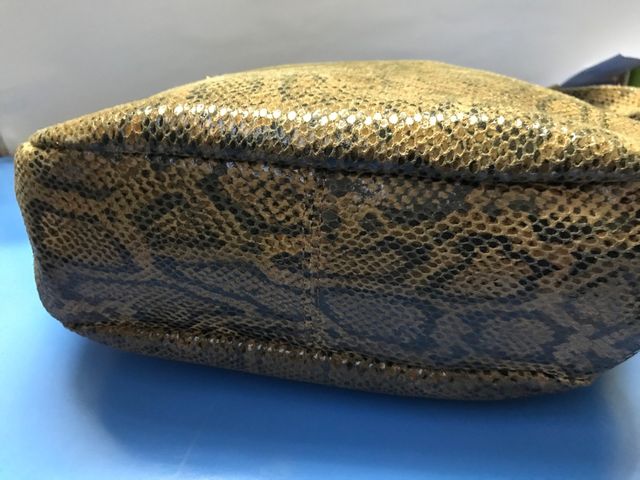 Bolso hombro piel grabada