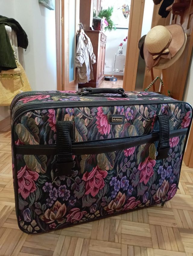 Maleta antigua estampada