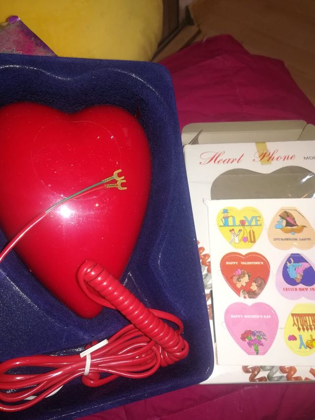 Teléfono fijo de casa rojo con forma de corazón