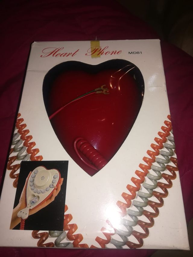 Teléfono fijo de casa rojo con forma de corazón