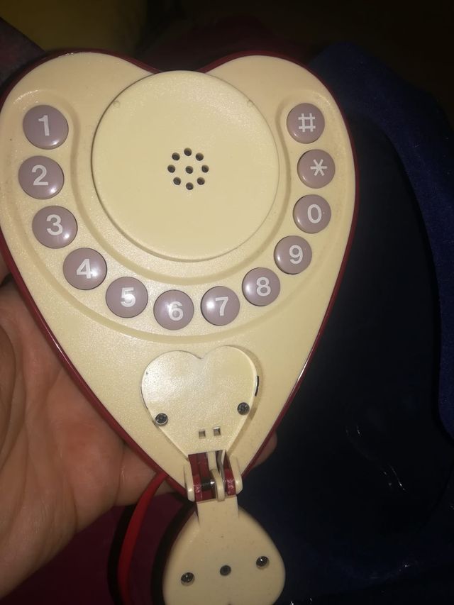Teléfono fijo de casa rojo con forma de corazón