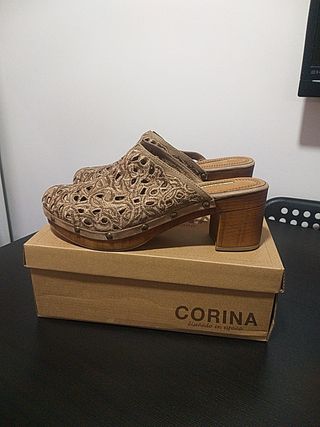 ZUECOS DE MADERA de segunda mano por 15 EUR en Cerdanyola del Vallès en  WALLAPOP