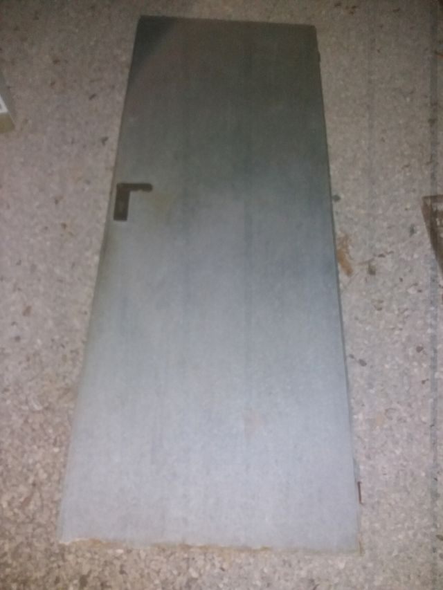 Puerta metálica. Cinc.