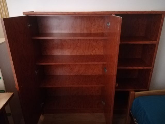 Armario con estantería en una pieza de segunda mano por 35 € en Getafe