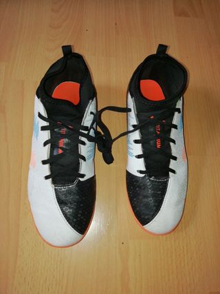 Zapatillas fútbol Decimas Titanium Tenh.. talla 39 de segunda mano por 15  EUR en Barcelona en WALLAPOP